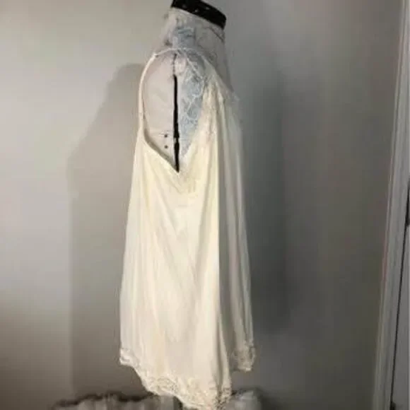 3X size 26/28 Avenue cream Tank Top Cami Lace pit-pit=24” length=26”-30”C5636 - Picture 4 of 5